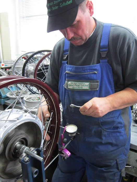 Felge beim zentrieren